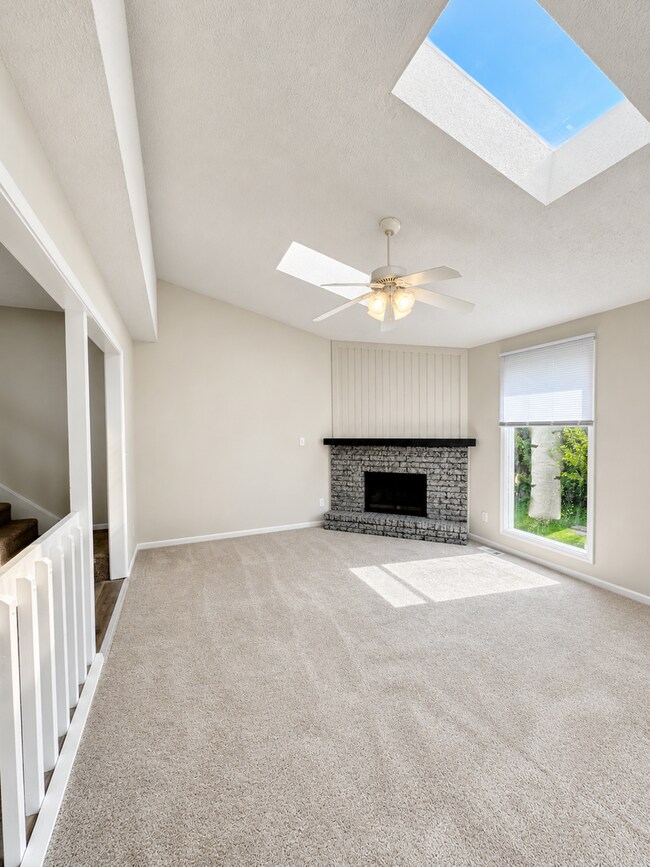Foto del edificio - Coming Soon - Spacious 3BR Duplex with Two Living Areas