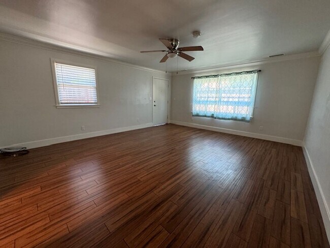 Foto del edificio - Custom one bedroom with large living room and much more!