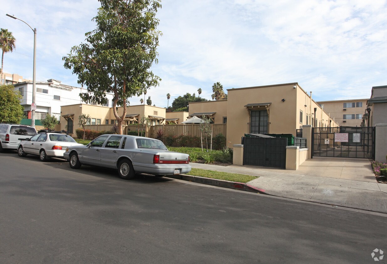 Primary Photo - 1554-1576 N Serrano Ave