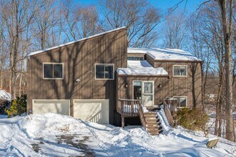 Building Photo - 42 Maple Moor Ln