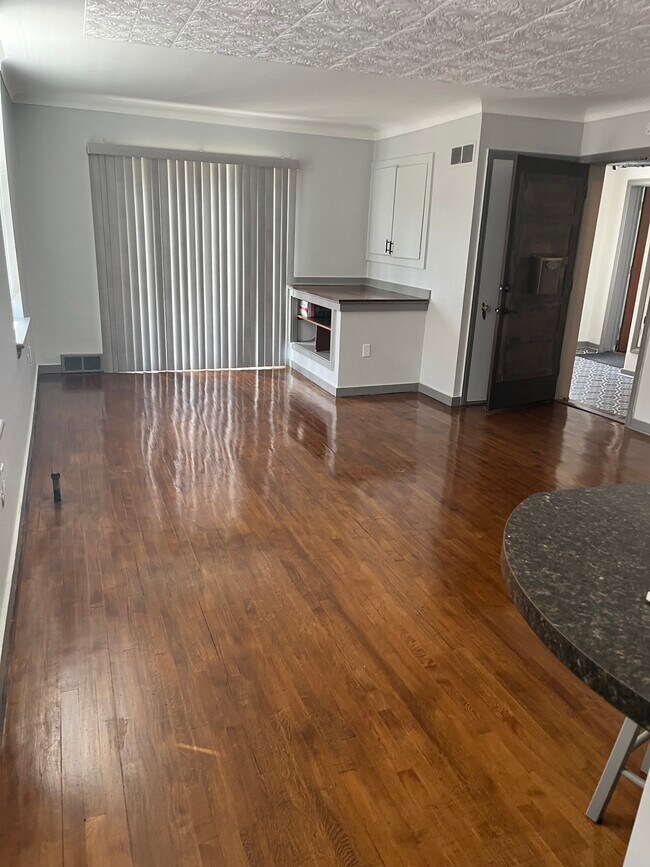 Sala de estar - 1415 Cass Ave
