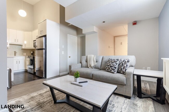 Building Photo - 265 College St