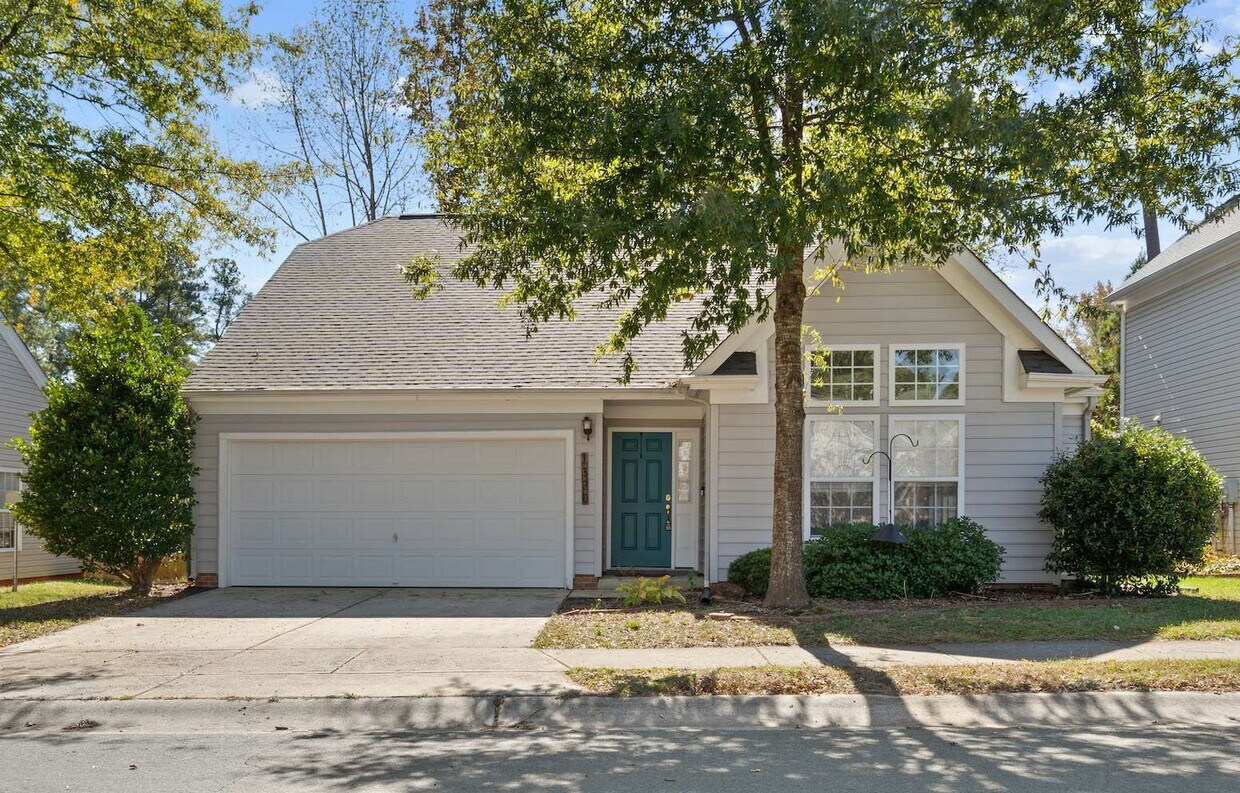 Foto principal - Four-Bedroom Home w/ First Floor Primary S...