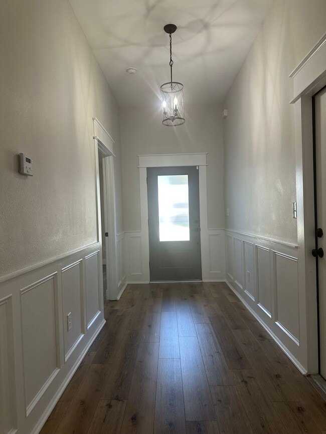 Building Photo - 3 Bedroom with extra Office Space AVAILABLE NOW!