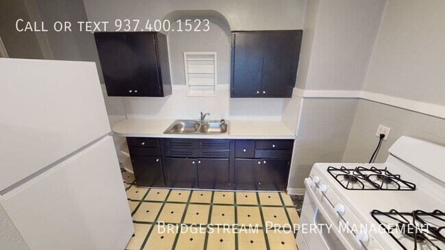 Building Photo - Spacious upstairs 1 bedroom, 1 bath unit w...