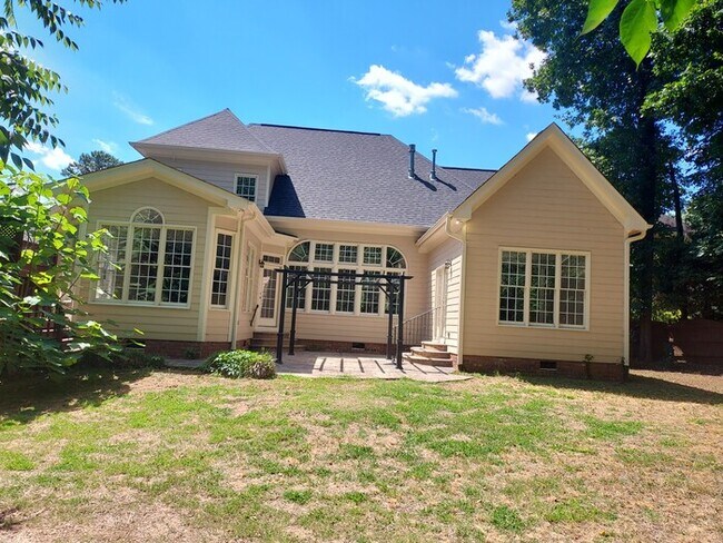 Building Photo - 4 Bedroom 3.5 Bath