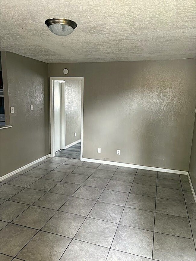 Building Photo - 1310 Bundrant Dr