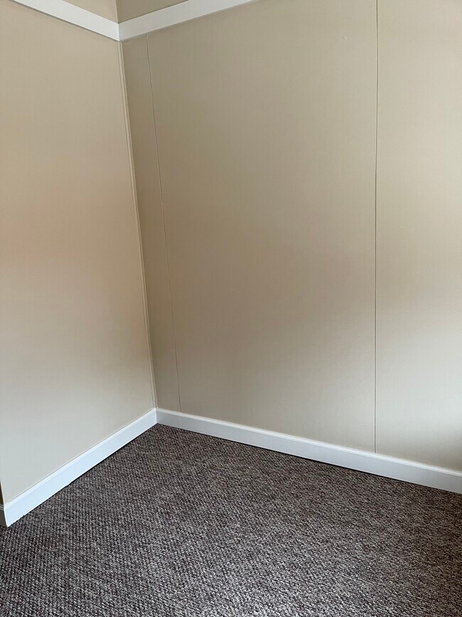bedroom - 718 S Carpenter St