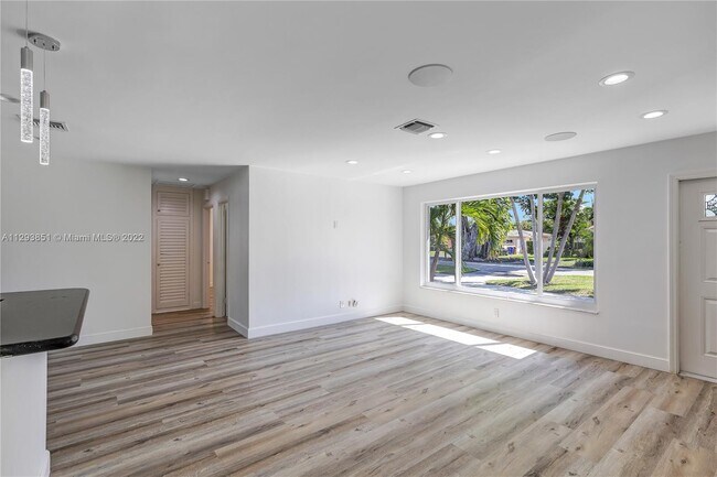 Foto del edificio - 921 SE 13th Ct