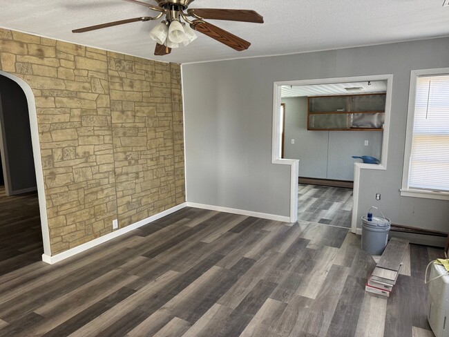 Building Photo - Freshly updated 3/2 home ready for its new family!