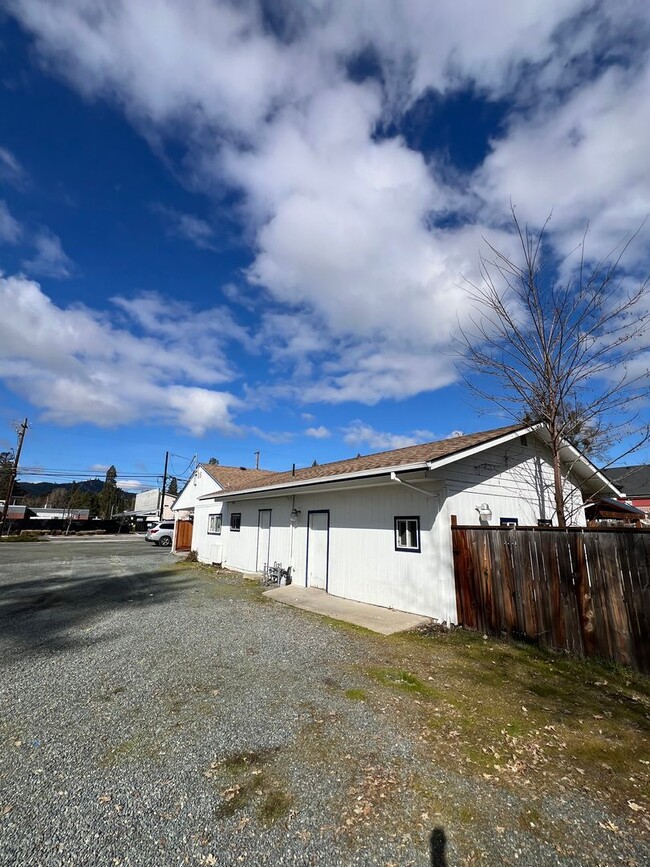 Building Photo - 2BED 1BATH - Off Street Parking, Fenced Ya...