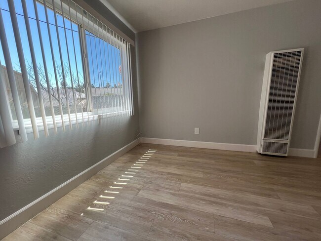 Foto del edificio - 2 Bed 1 Bath, 1 Car garage and W/D Hookups!