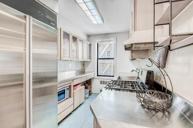 Building Photo - 3 bedroom in New York NY 10011