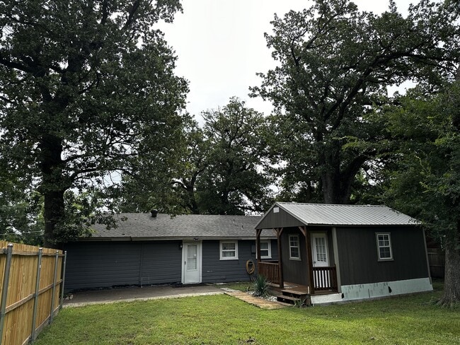 Building Photo - 906 Kingston Rd