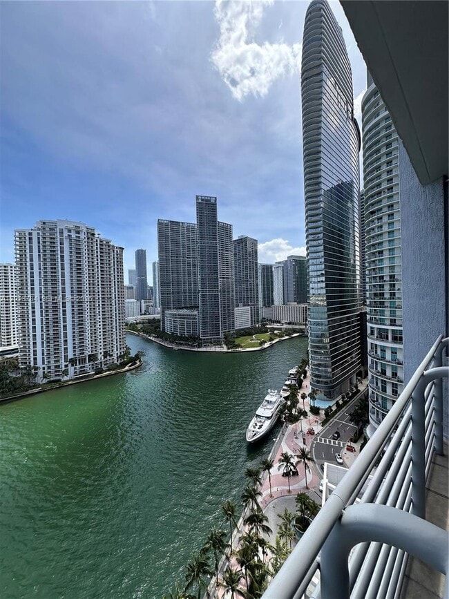Foto del edificio - 325 S Biscayne Blvd