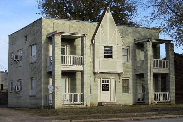 Primary Photo - 9 N College Ave