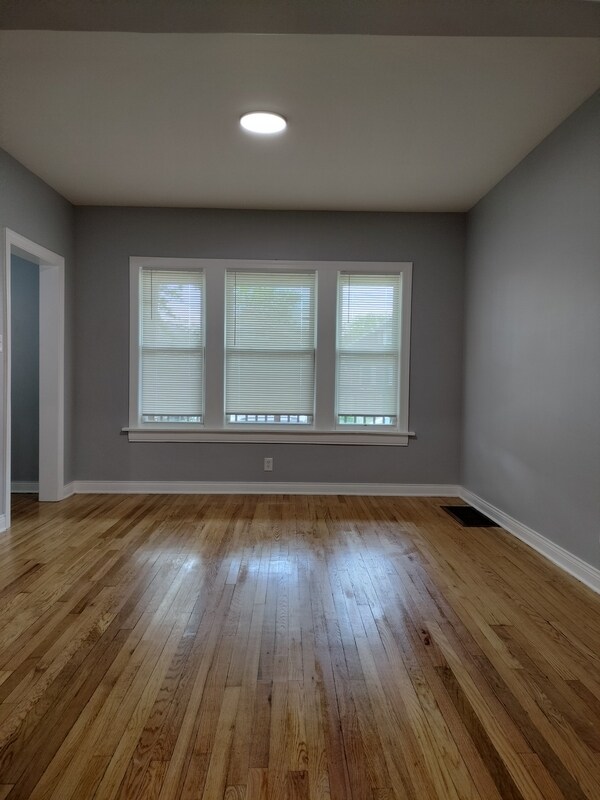 Foto del edificio - 1344 W 98th Pl