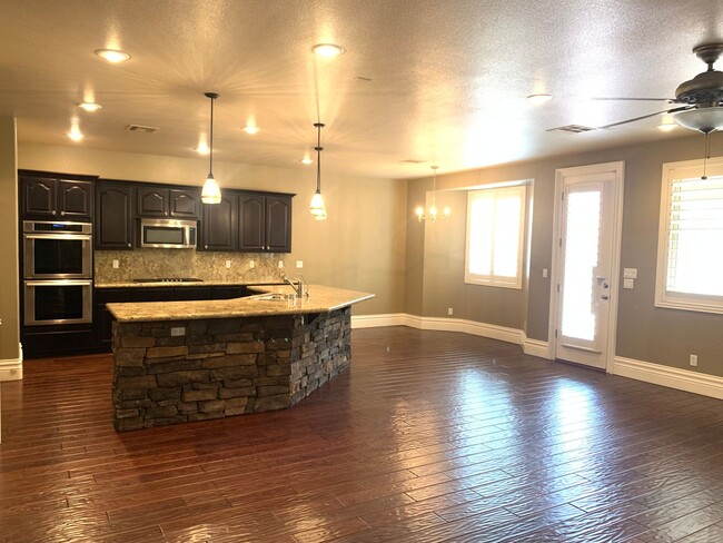 Foto del edificio - Four Bedrooms, Loft, and Downstairs Bedroo...