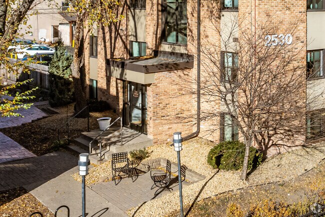 Entrada - First Avenue Flats