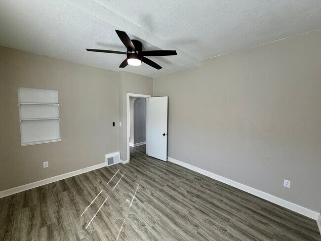 Building Photo - 823 S 3rd Ave