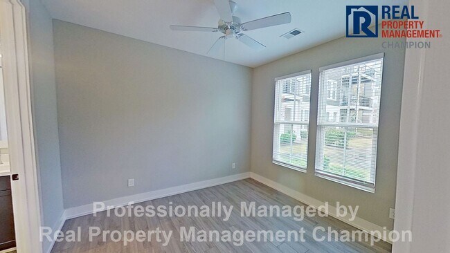 Foto del edificio - Bright & Open End Unit Townhome
