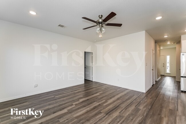 Foto del edificio - 7308 Parkside Pl Dr