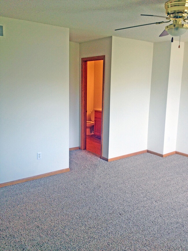 Building Photo - 2 bedroom 2.5 bathroom Town Home in Shakopee