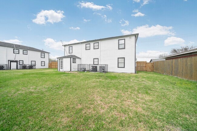 Building Photo - 904 Beverly Ave