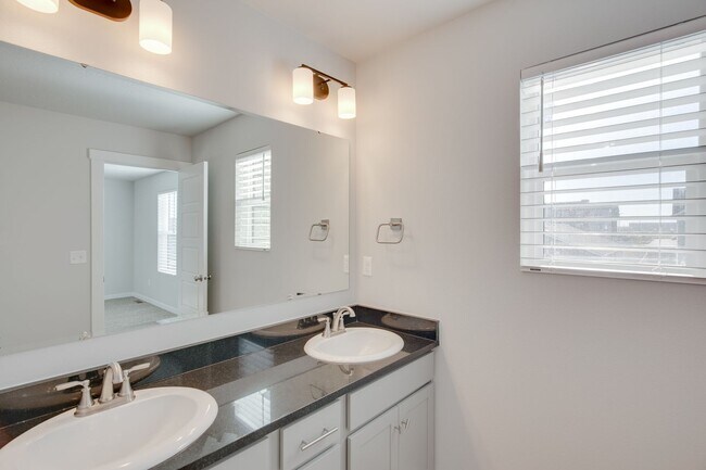 Foto del edificio - Now Leasing this Modern 3 Bedroom Townhome!