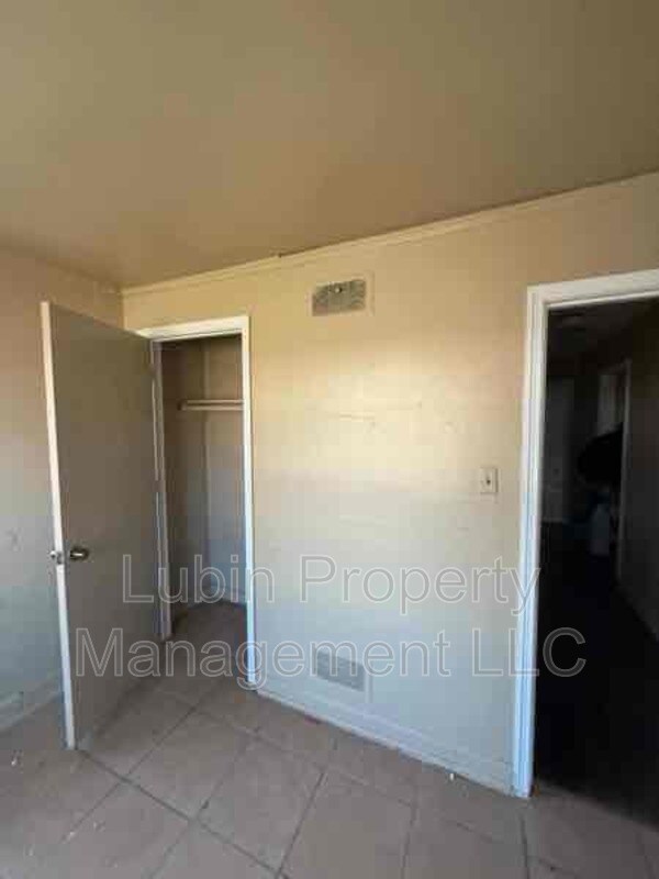 Building Photo - 1731 Greenview Cir