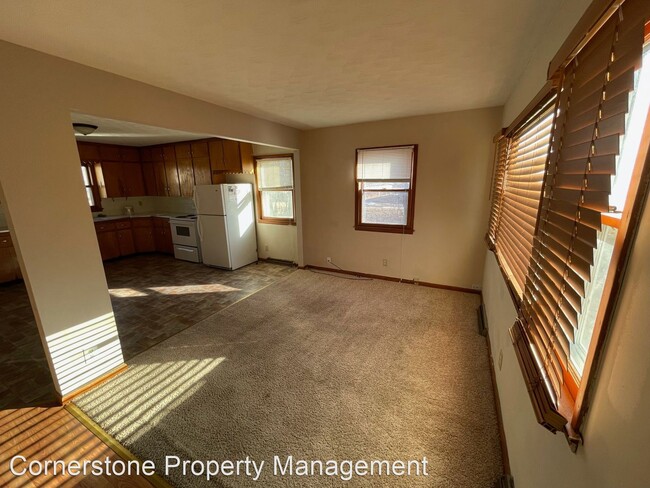 Building Photo - 3 br, 1 bath House - 122 E Elm St