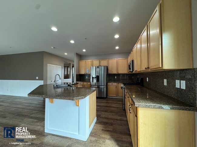 Building Photo - Spacious 5-Bedroom Home with 3-Car Garage & Fenced Yard in Kent!!