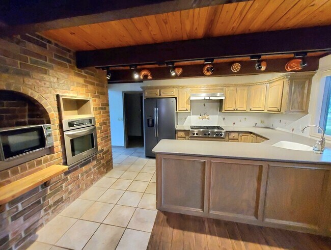 Building Photo - 2 Bed 2.5 Bath Plus Loft 2 Car Garage Plus...