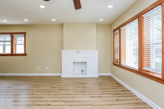 Building Photo - 6209 N Maplewood Ave