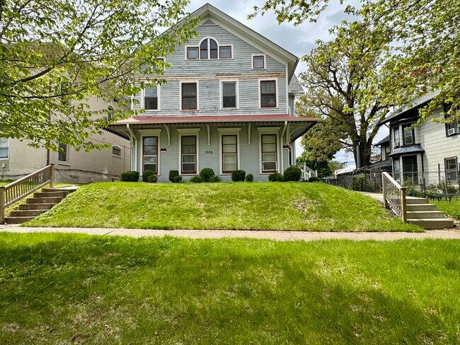 Building Photo - 1206 N Perry St