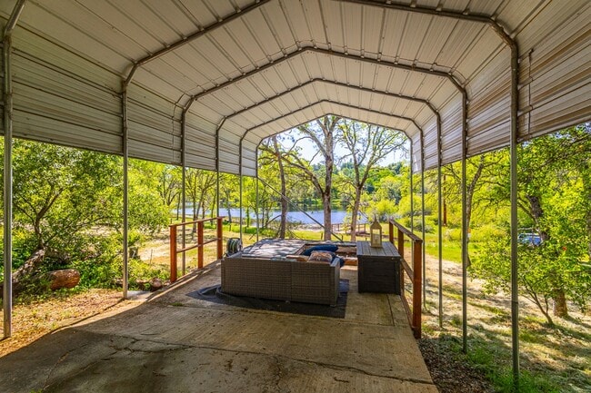 Foto del edificio - Gorgeous lakeside home on acreage in Shing...