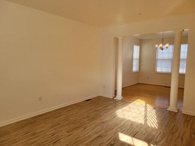 Foto del edificio - Amazing 4 BR/3.5 BA Single-Family Home in ...