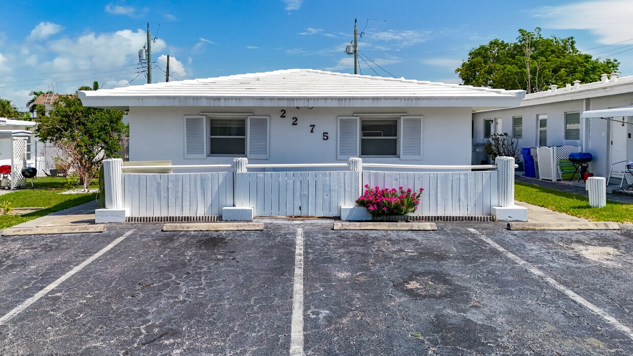 Foto principal - 2275 SE 6th St