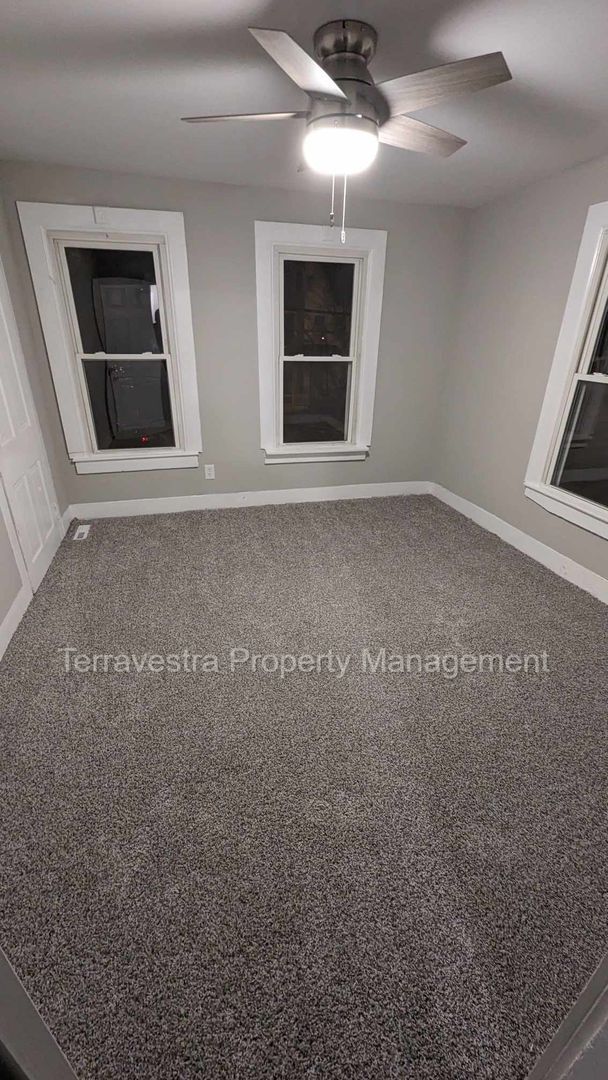 Building Photo - Spacious 3 Bed with bonus finished attic i...