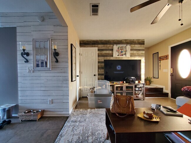LivingRm - 430 Venetian Way