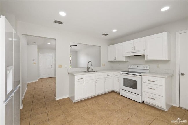 Building Photo - 16 Thornwood Dr