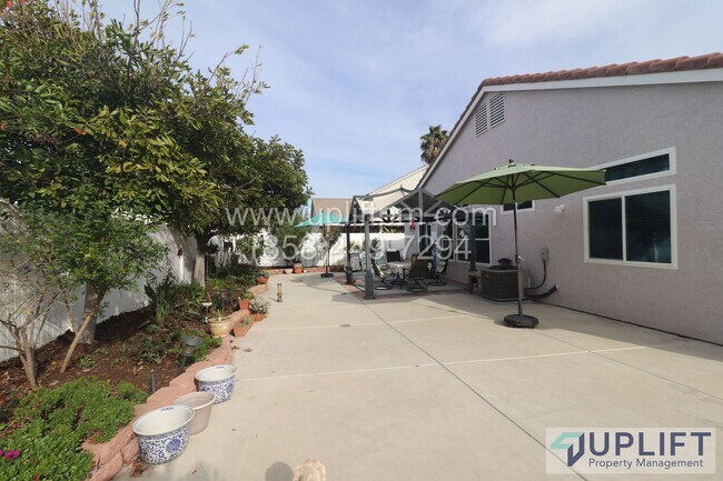 Foto del edificio - 3 Bed 2 Bath Home With Spacious Back Yard
