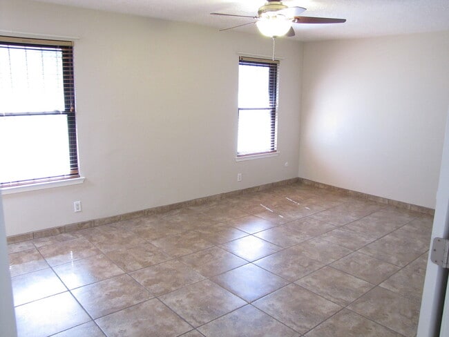 Foto del edificio - Amazing NE Heights Home! Tile Floors! This one won't last long!!
