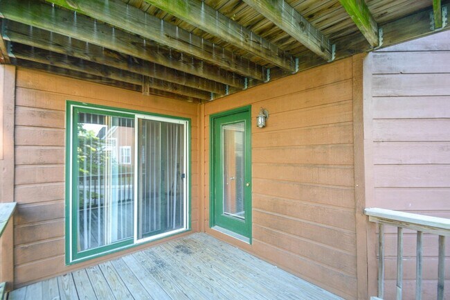 Building Photo - 523 E Smith Ave