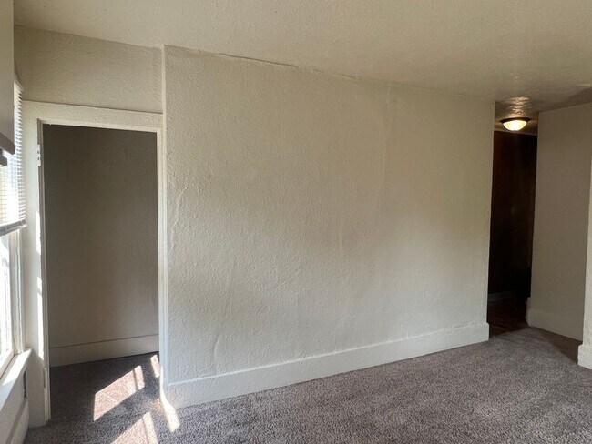 Foto del edificio - Upper Level 1 Bedroom, 1 Bathroom - Landlo...