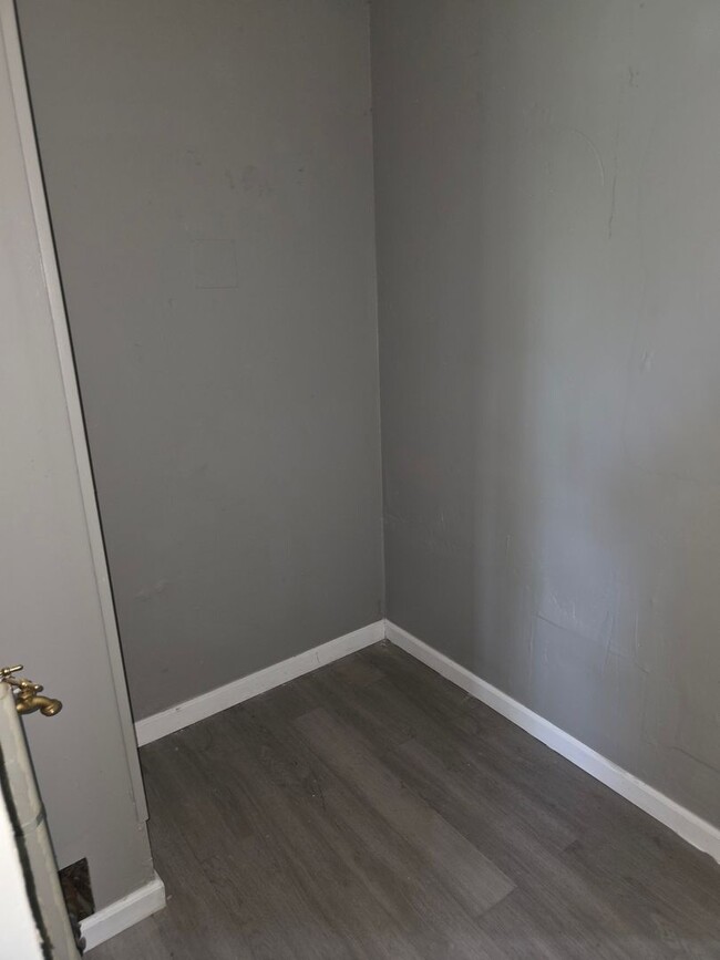 Building Photo - 3BD/1BA AVAILABLE NOW!