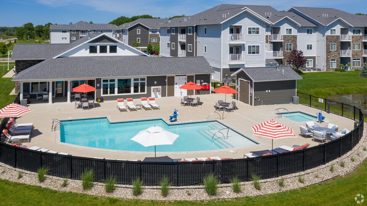 Piscina y jacuzzi - Piper Lakes Apartment Homes