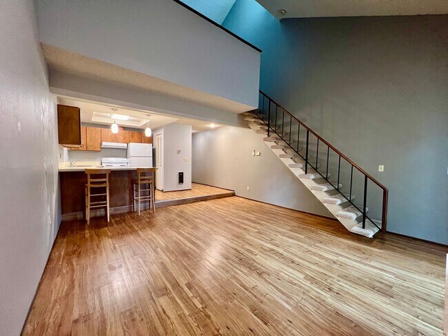 Foto del edificio - Beautiful 2 Bed, 2 Bath Townhome with Community Pool, Gym & Clubhouse!