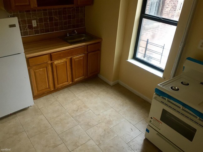 Foto del edificio - 2440 Webb Ave