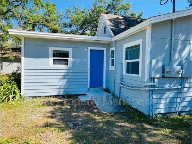 Photo - 918 E 10th St Apartment